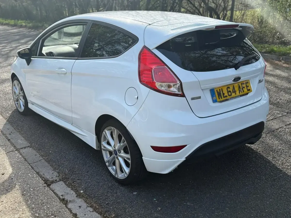 Używany Ford Fiesta Zetec 123 KM (90 kW) 2014 Biały Hatchback