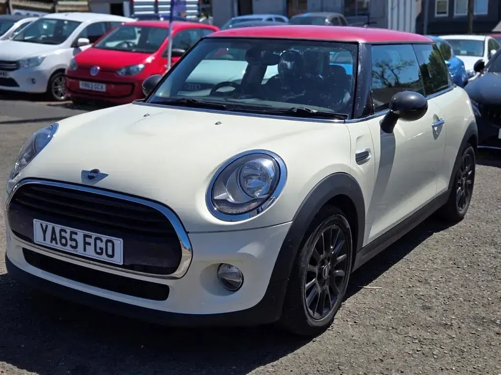 Używany Mini Cooper Hatch 136 KM (100 kW) 2015 Biały Hatchback