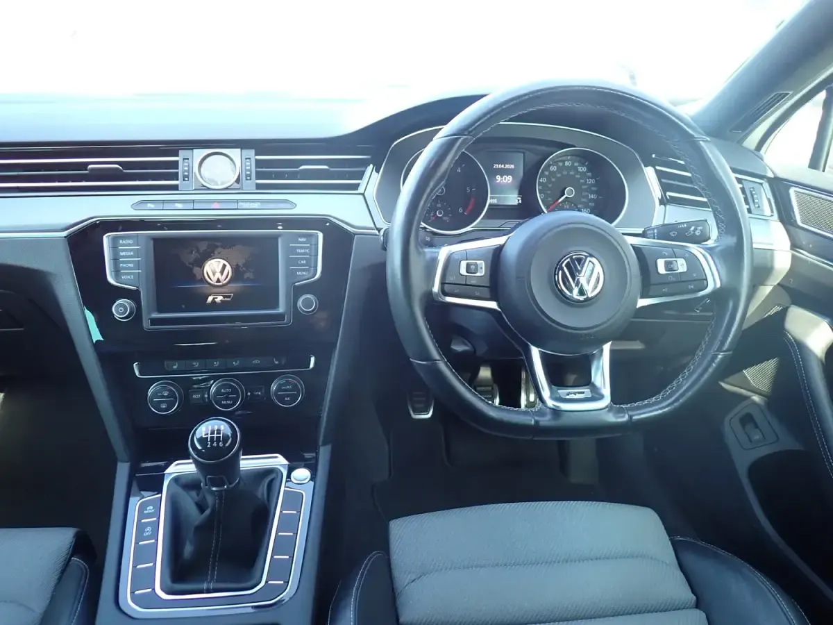 Begagnad VW Passat R-line 150 HK (110 kW) 2015 Vit Sedan