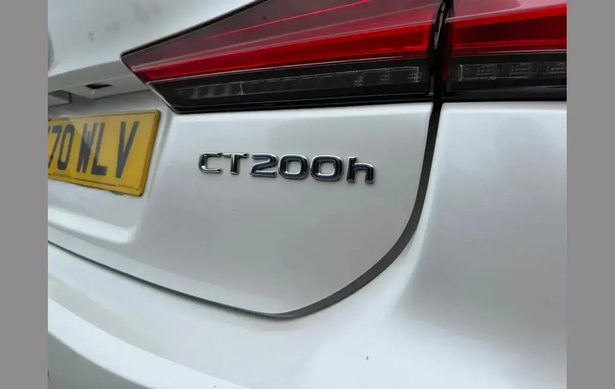 Used Lexus CT200h 134 HP (98 kW) 2020 White Hatchback