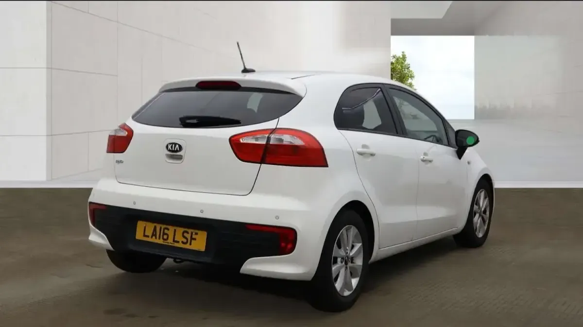 Used Kia Rio 84 HP (61 kW) 2016 White Hatchback