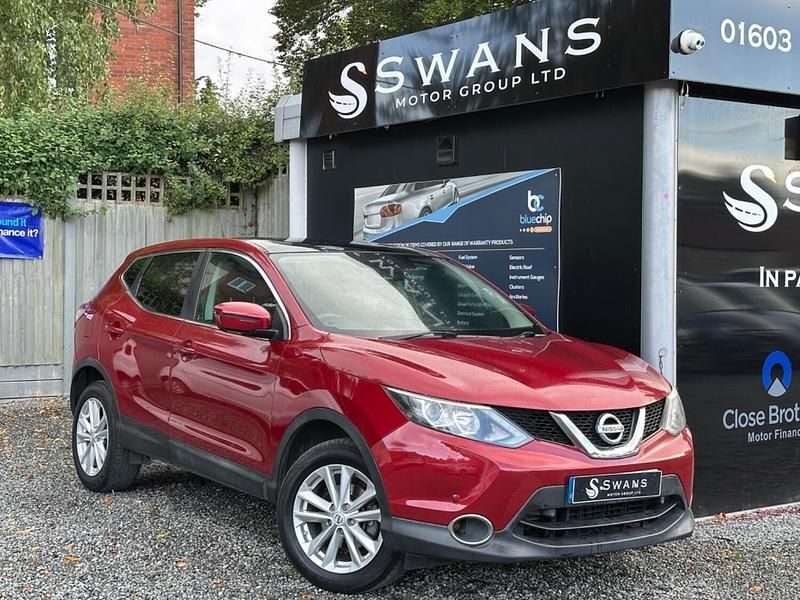 Red Used 2015 Nissan Qashqai Acenta Premium SUV | £4,495 (Expensive) - Image 1/3