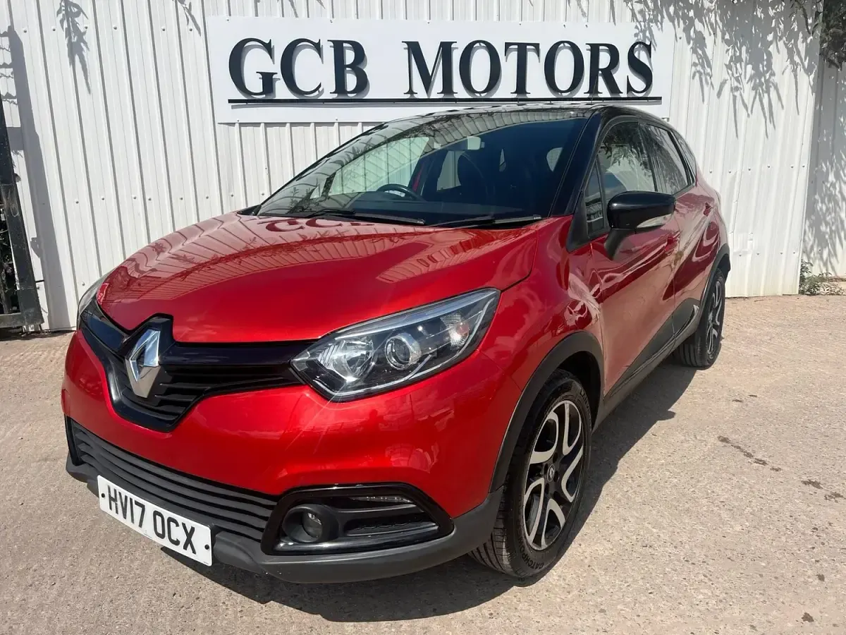 Used Renault Captur Dynamique 90 HP (66 kW) 2017 Red/black SUV