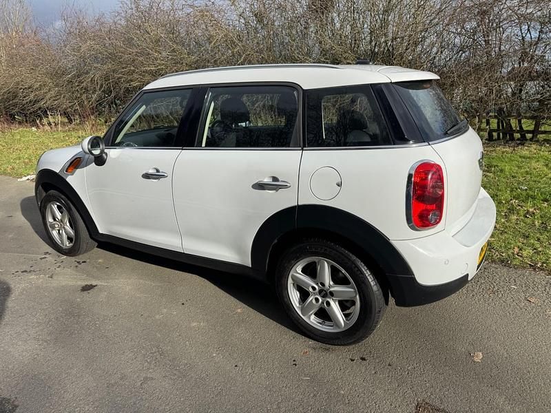 Used Mini Cooper 2013 White Hatchback