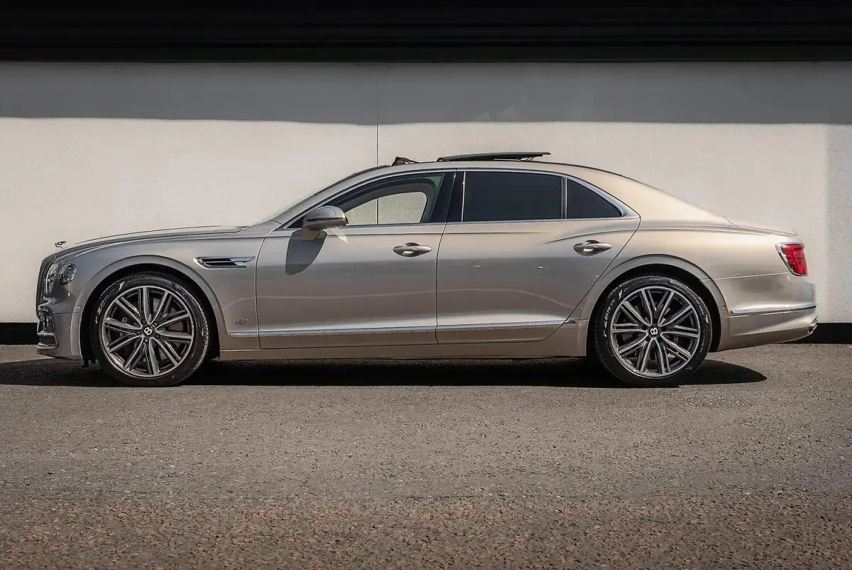 Used Bentley Flying Spur 550 HP (404 kW) 2021 Silver Sedan