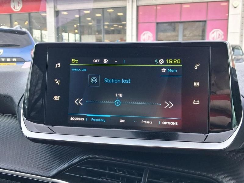 Used Peugeot e-208 Allure Premium 98 kW (134 HP) 2021 White Hatchback