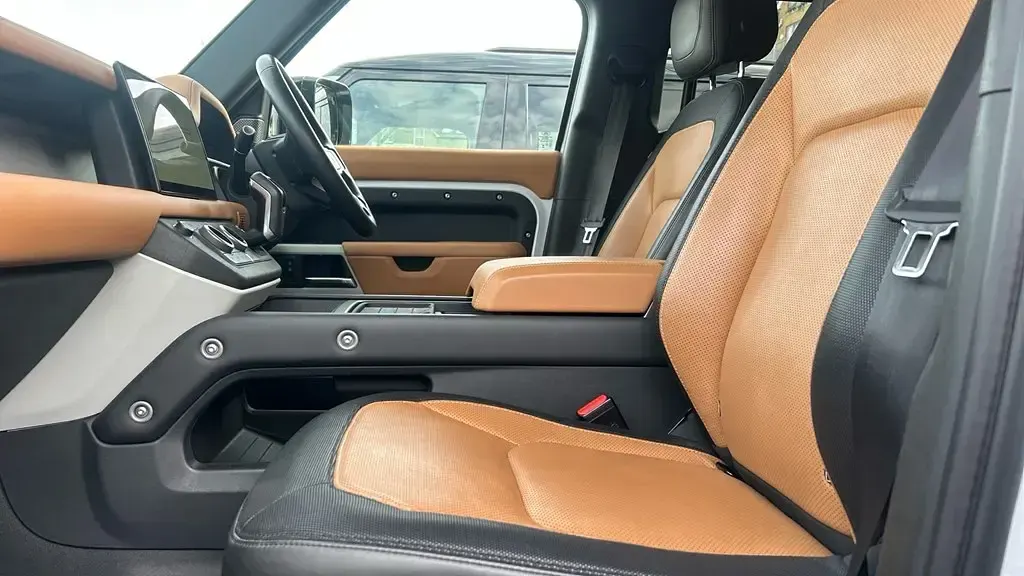 Używany Land Rover Defender HSE Dynamic 404 KM (297 kW) 2023 Biały SUV