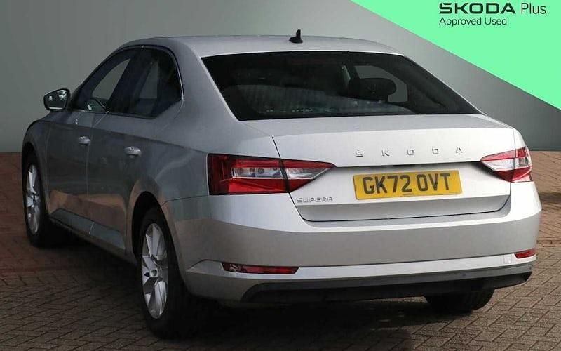 Usado Skoda Superb SE 150 CV (110 kW) 2022 Plateado Utilitario
