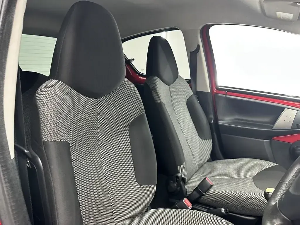 Usado Toyota Aygo 68 HP (50 kW) 2014 Vermelho Citadino
