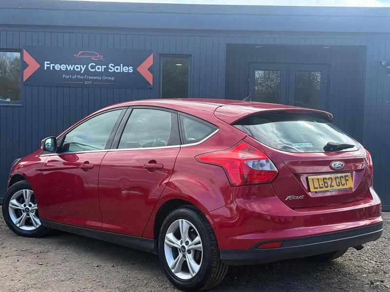 Używany Ford Focus Zetec 125 KM (91 kW) 2012 Czerwony Hatchback