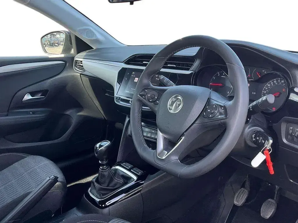 Usado Vauxhall Corsa Design Edition 99 HP (72 kW) 2023 Cinzento Citadino