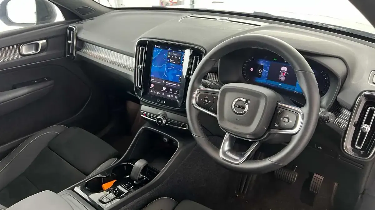 Used Volvo XC40 Plus 194 HP (142 kW) 2025 Blue SUV
