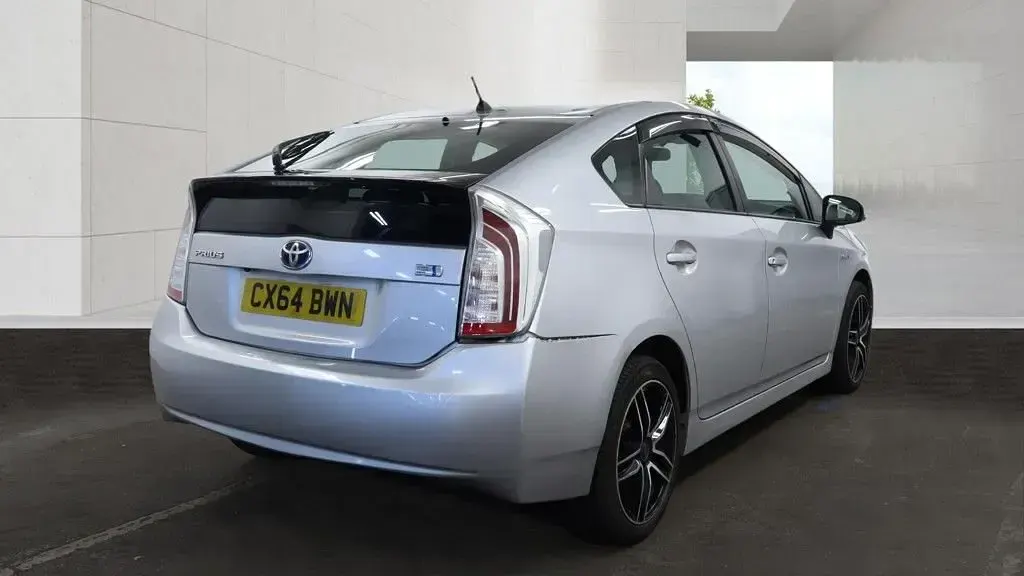 Used Toyota Prius 70 HP (51 kW) 2014 Silver Hatchback