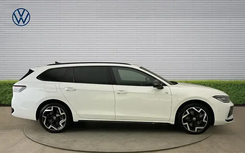 Używany VW Passat R-line 272 KM (200 kW) 2025 Biały Kombi
