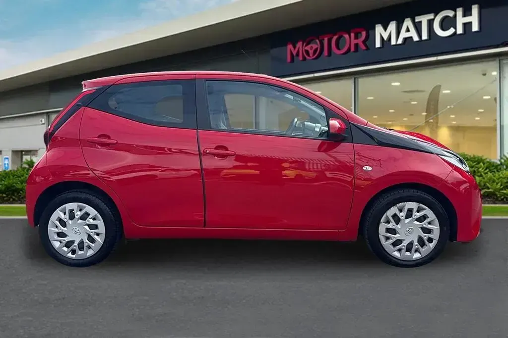 Used Toyota Aygo X-play 72 HP (52 kW) 2021 Red Hatchback