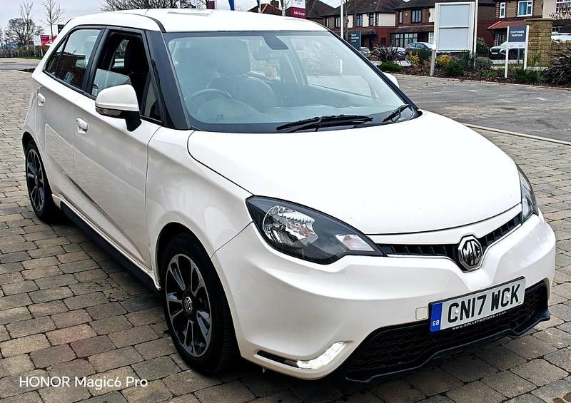 Used MG MG3 106 HP (77 kW) 2017 White Hatchback