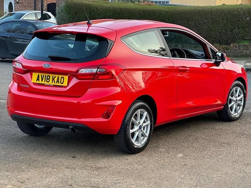 Used Ford Fiesta Zetec 70 HP (51 kW) 2018 Red Hatchback