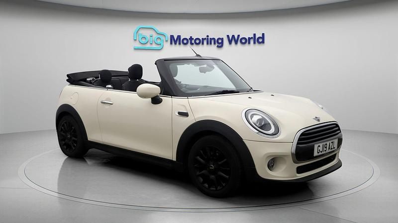 Used 2019 Mini Cooper Classic Hatchback | £11,000 (Fair price) - Image 1/4