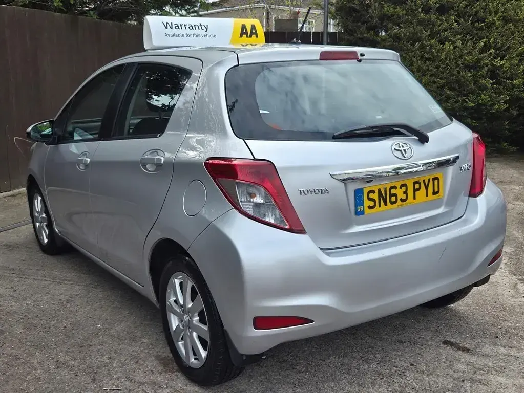 Begagnad Toyota Yaris 101 HK (74 kW) 2013 Silver Halvkombi