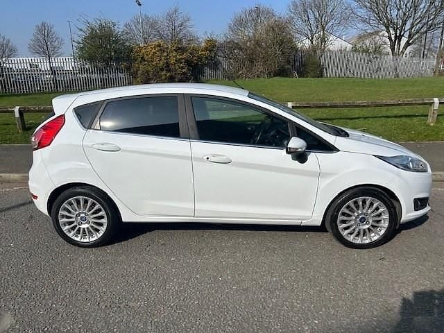 Used Ford Fiesta Titanium 125 HP (91 kW) 2014 White Hatchback