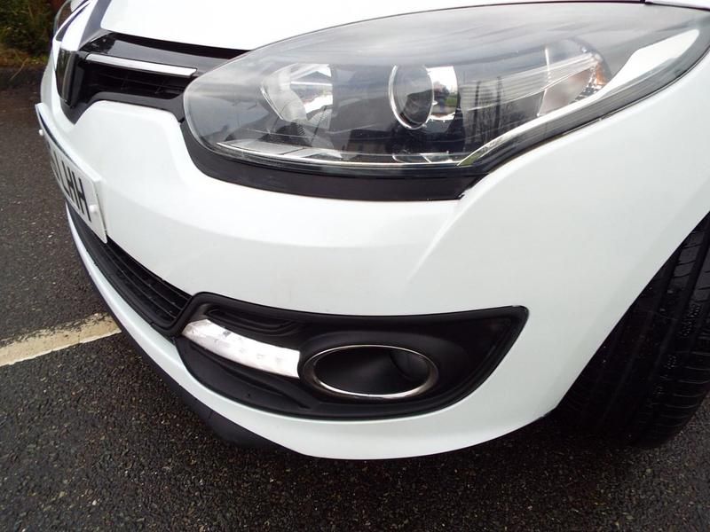 Used Renault Mégane III Dynamique 110 HP (80 kW) 2015 White Hatchback