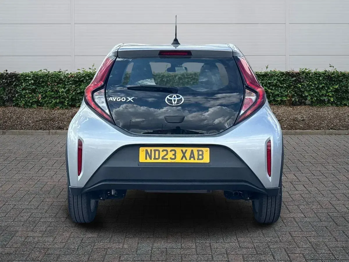 Used Toyota Aygo X PURE 72 HP (52 kW) 2023 Silver SUV