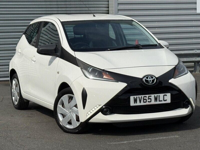 White Used 2015 Toyota Aygo X-play Hatchback | £4,995 (Fair price) - Image 1/4