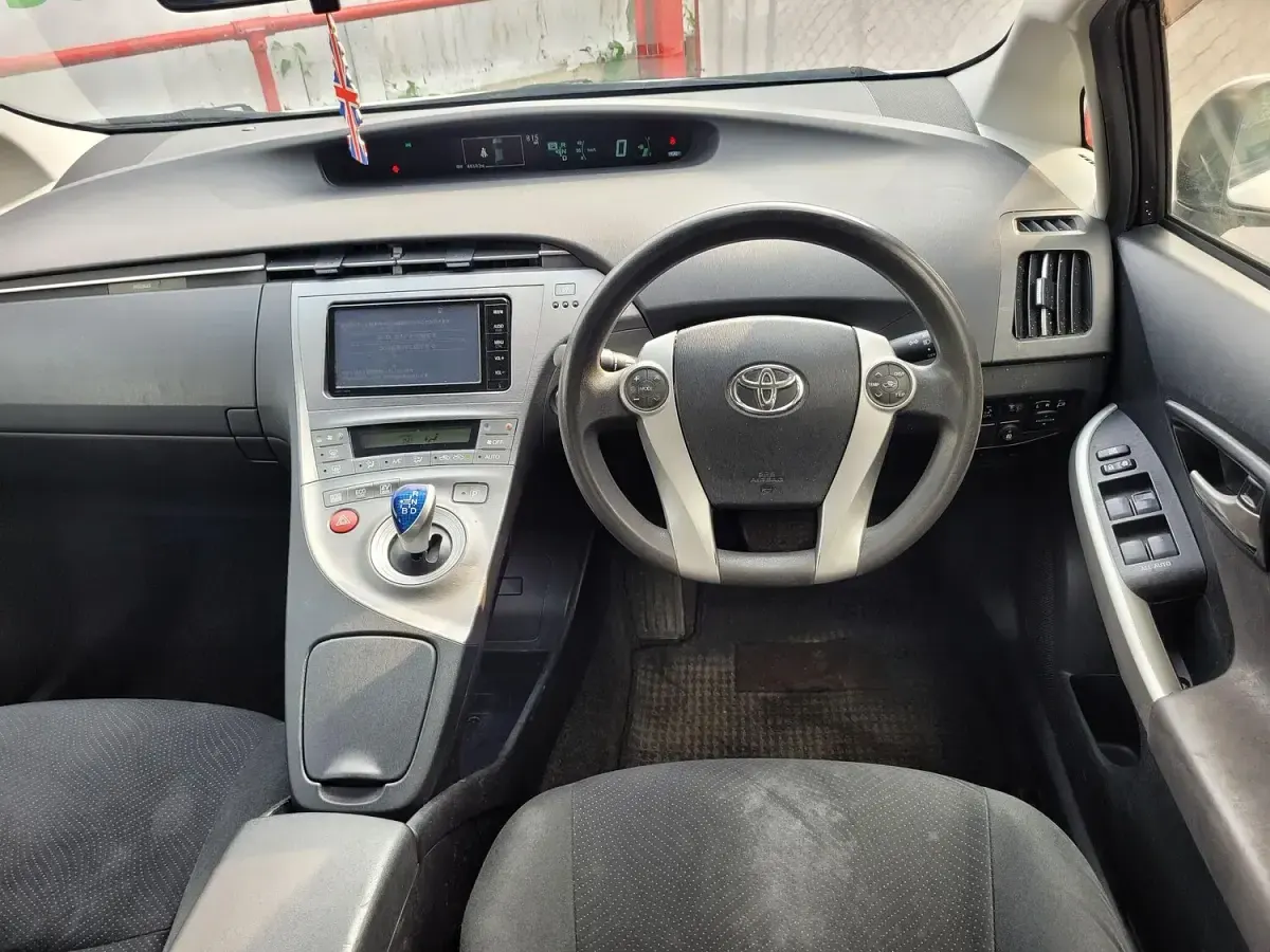 Used Toyota Prius 122 HP (89 kW) 2022 White Hatchback