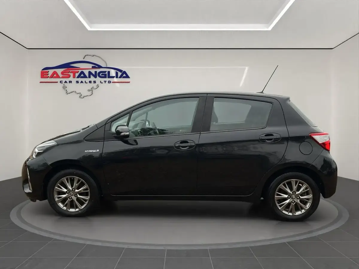 Used Toyota Yaris Hybrid 100 HP (73 kW) 2019 Black Hatchback