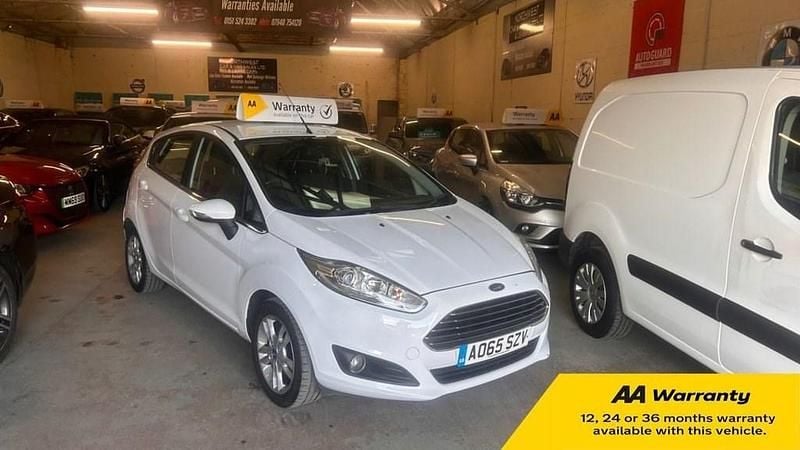 Used Ford Fiesta Zetec 75 HP (55 kW) 2015 White Hatchback