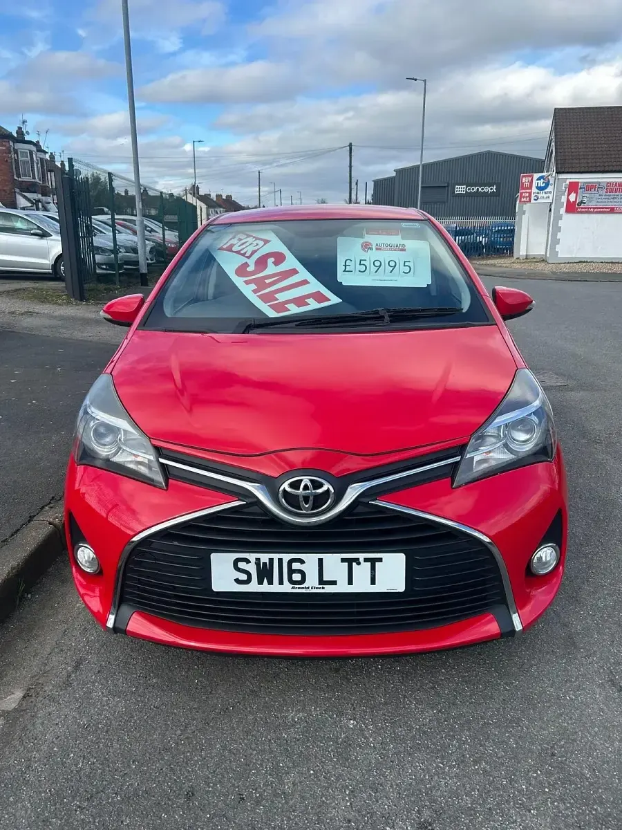 Used Toyota Yaris 99 HP (72 kW) 2016 Red Hatchback