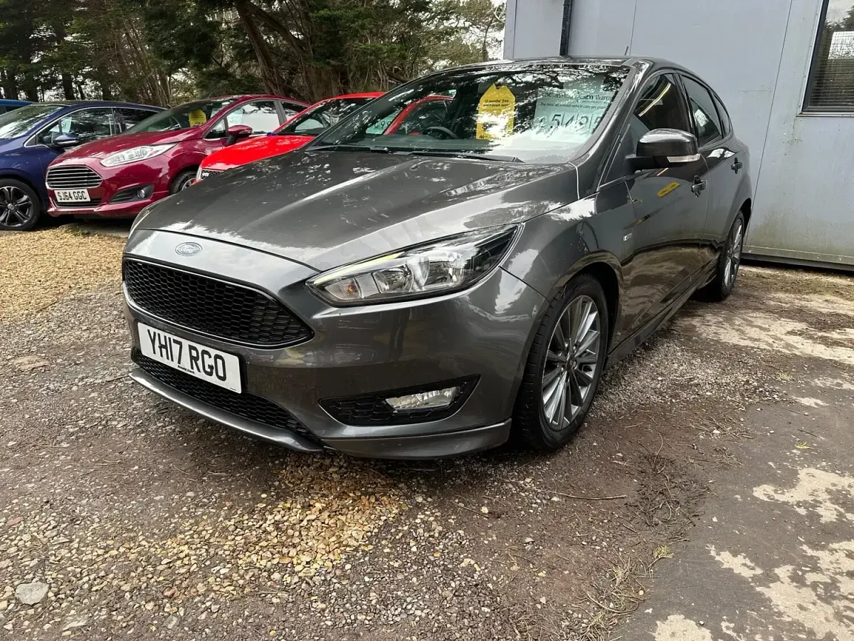 Used Ford Focus ST-Line 125 HP (91 kW) 2017 Grey Hatchback