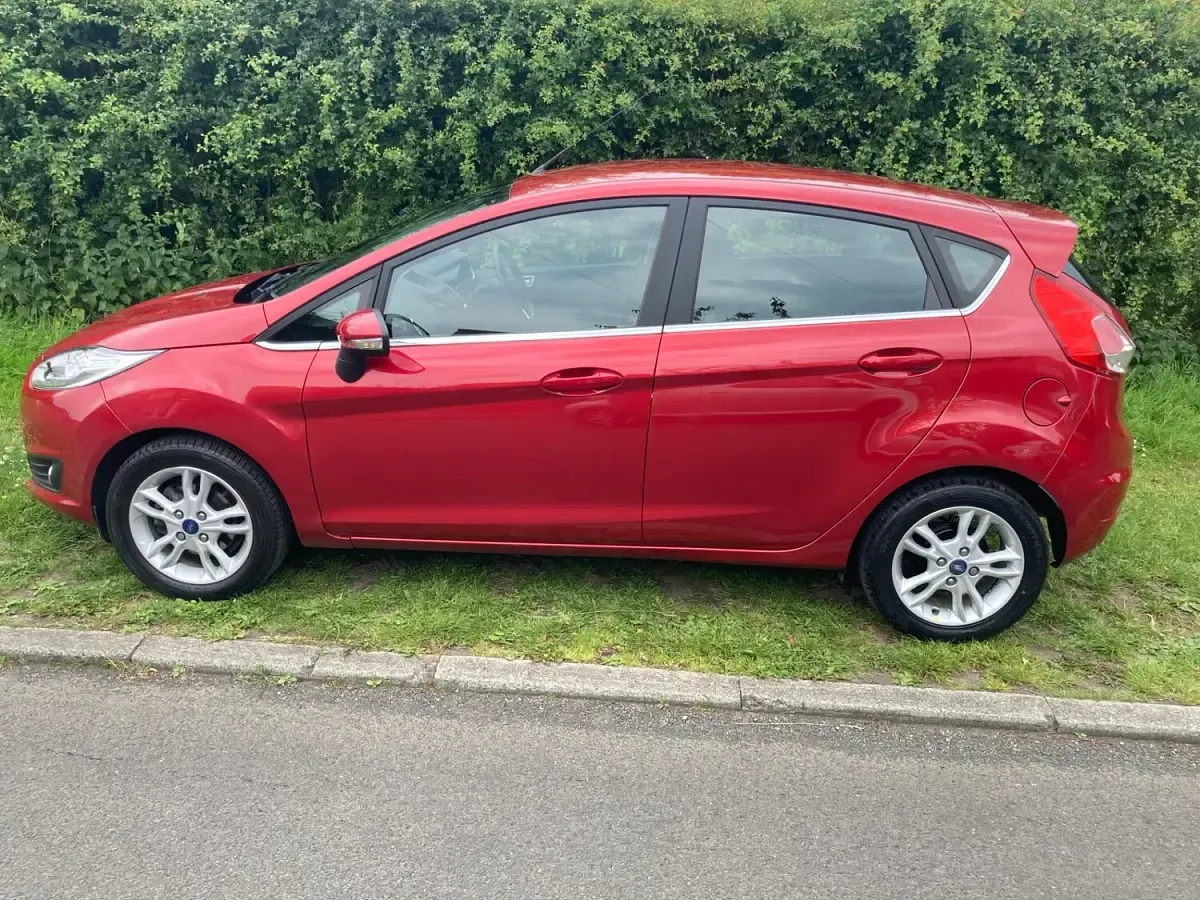 Used Ford Fiesta Zetec 82 HP (60 kW) 2016 Red Hatchback