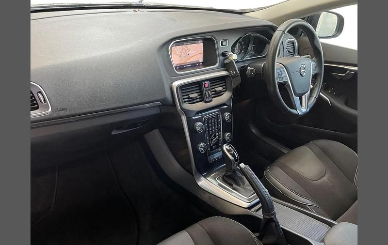 Used Volvo V40 Momentum 120 HP (88 kW) 2018 Black Hatchback