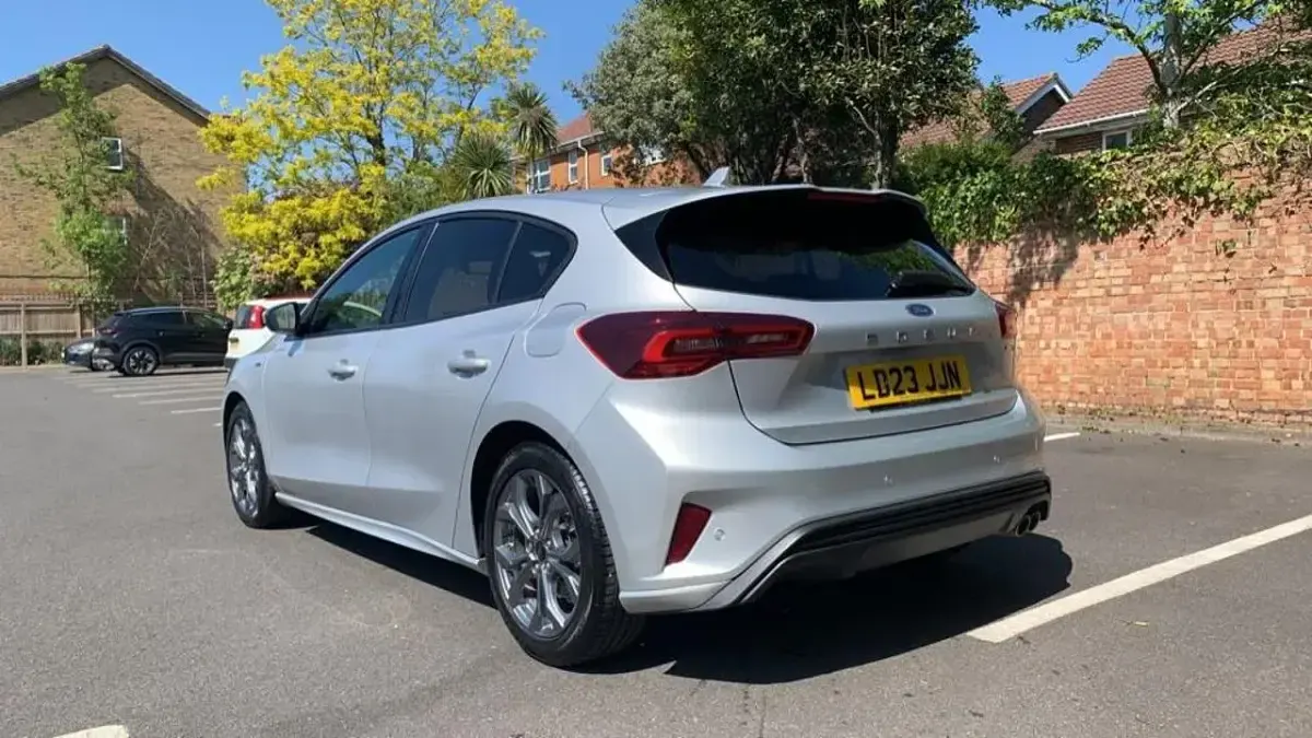 Usado Ford Focus ST-Line 123 CV (90 kW) 2023 Gris Utilitario
