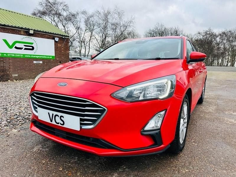 Usado Ford Focus Zetec 125 HP (91 kW) 2022 Vermelho Carrinha