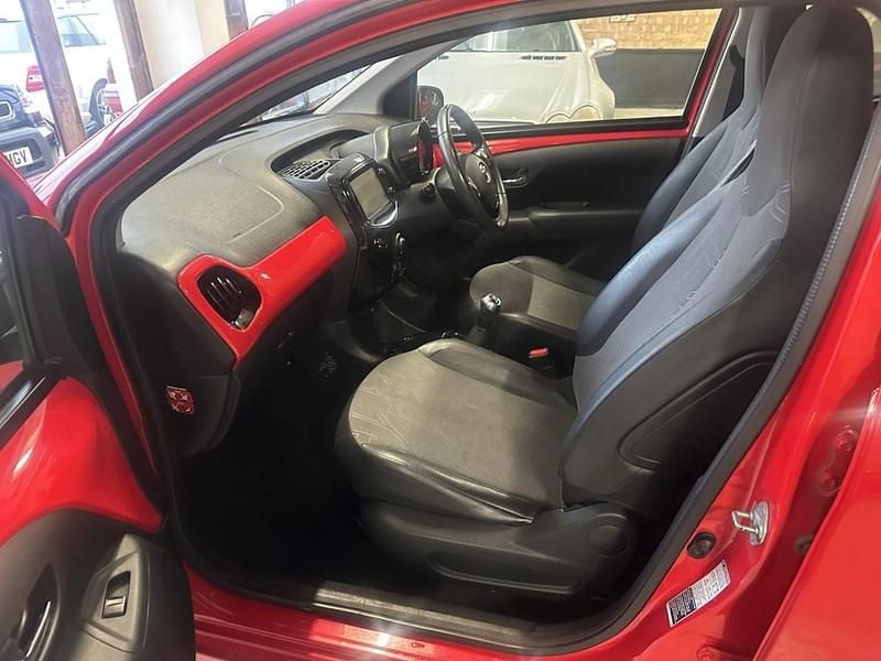 Usado Toyota Aygo x-press 69 HP (50 kW) 2015 Vermelho Citadino