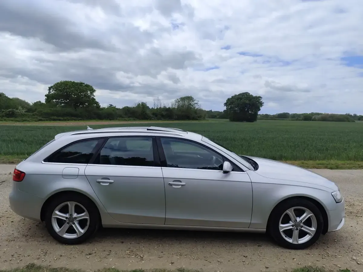 Usado Audi A4 Premium 177 CV (130 kW) 2012 Plateado Familiar