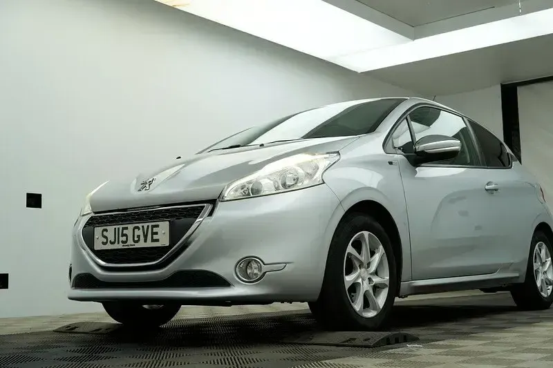 Used Peugeot 208 Style 68 HP (50 kW) 2015 Silver Hatchback