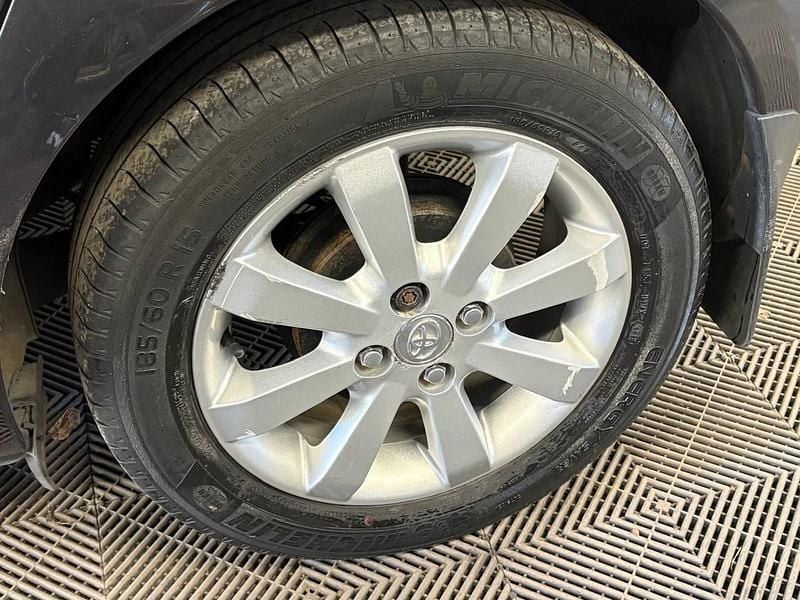 Begagnad Toyota Yaris 2011 Grå Halvkombi