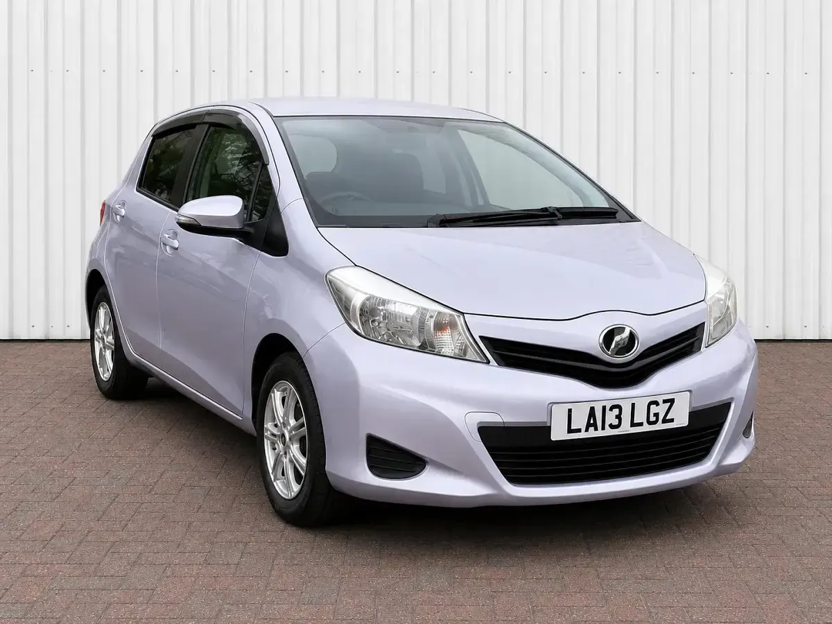 Used Toyota Yaris Multidrive S 99 HP (72 kW) 2013 Silver Hatchback