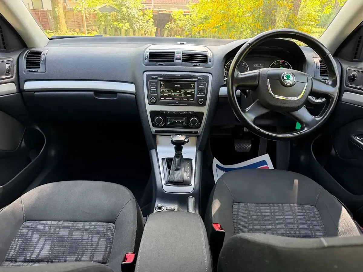 Used Skoda Octavia Elegance 140 HP (102 kW) 2010 Silver Estate