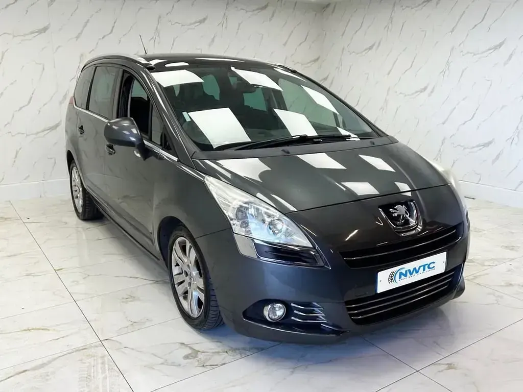 Usado Peugeot 5008 112 HP (82 kW) 2010 Cinzento Monovolume