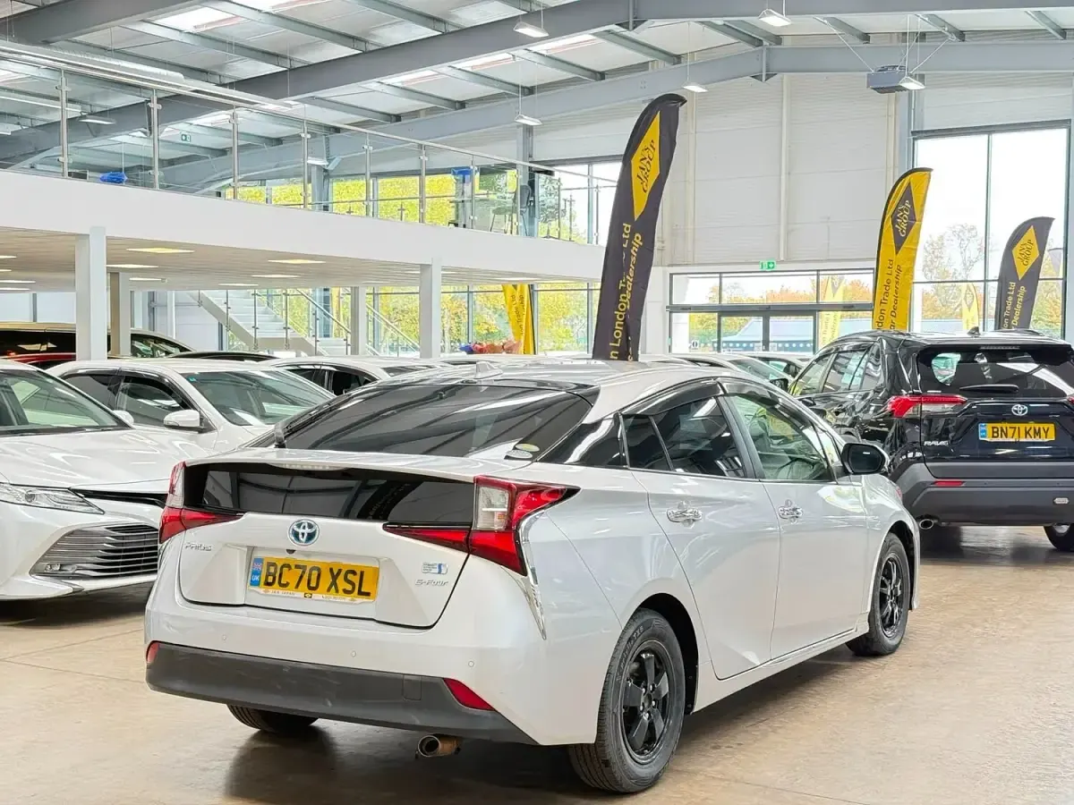 Used Toyota Prius 140 HP (102 kW) 2026 Silver Hatchback