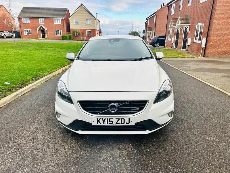 Used Volvo V40 R-Design 190 HP (139 kW) 2015 White Hatchback