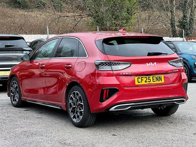 Usado Kia Ceed GT-Line 138 HP (101 kW) 2025 Vermelho Citadino