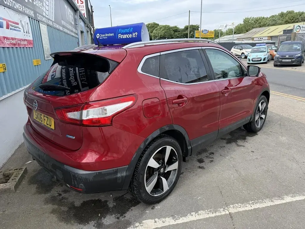 Used Nissan Qashqai N-TEC 110 HP (80 kW) 2016 Red SUV