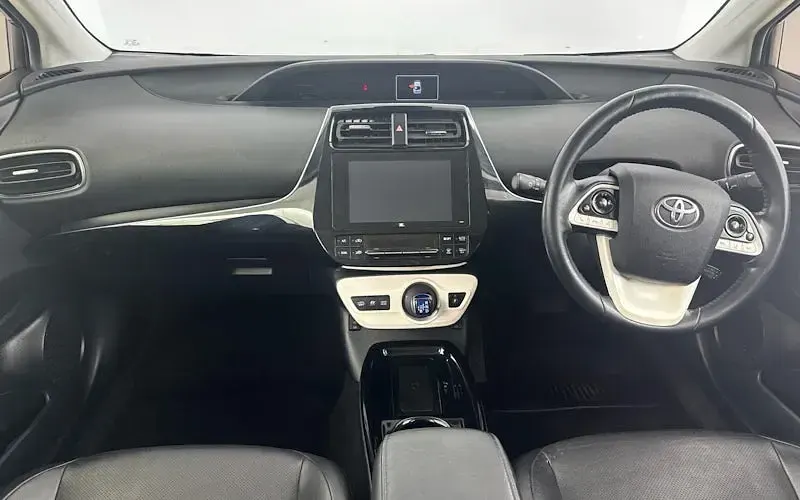 Used Toyota Prius 122 HP (89 kW) 2017 White Hatchback