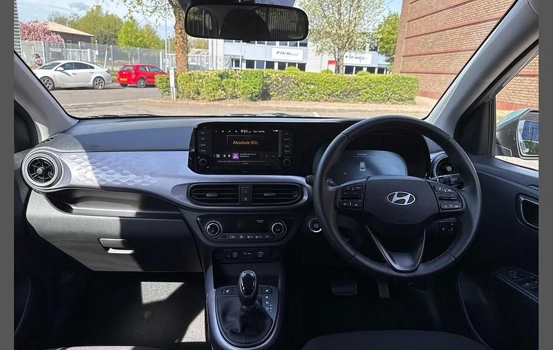 Usado Hyundai i10 Premium 77 HP (56 kW) 2025 Verde Citadino