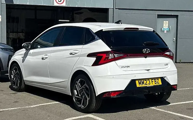 Used Hyundai i20 Premium 101 HP (74 kW) 2023 White Hatchback